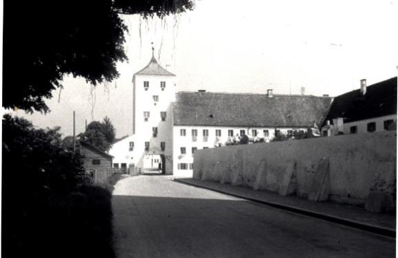 Historische Ansicht des Schneiderturmes in Kloster Indersdorf. Man stelle sich vor: Der gesamte Verkehr verlief durch den engen Torbogen.