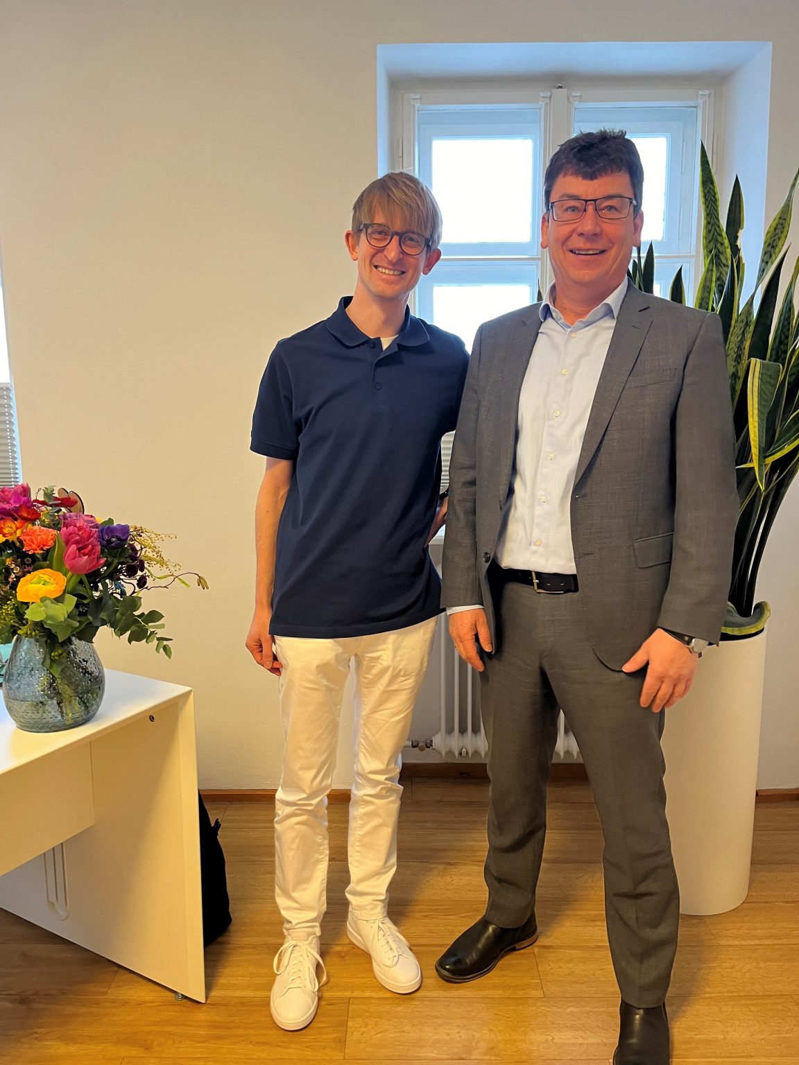 Der 1 B rgermeister Franz Obesser Begr t Den Neuen Hausarzt Dr der-1-b-rgermeister-franz-obesser-begr-t-den-neuen-hausarzt-dr