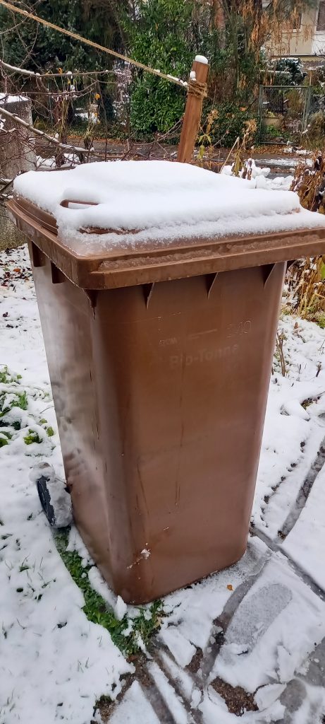 Verschneite Biotonne