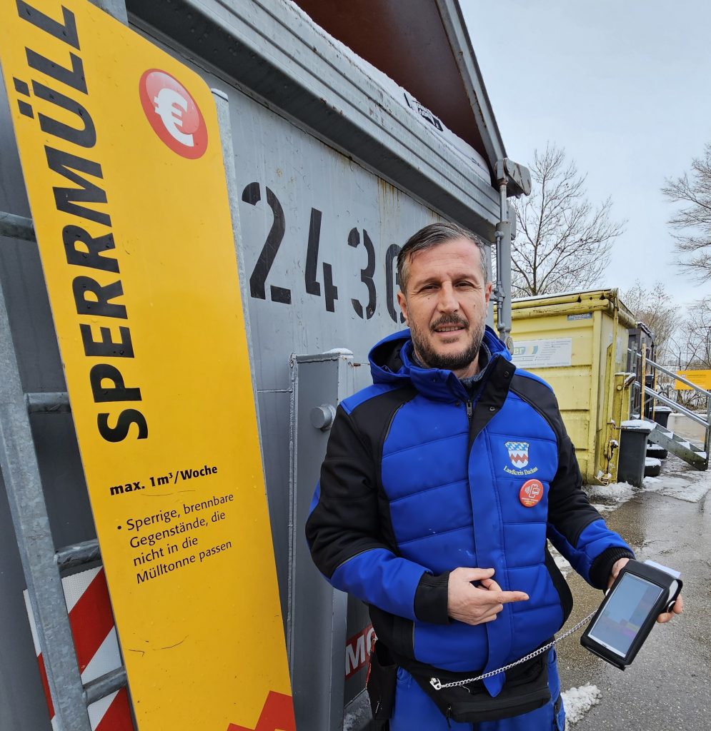 Unser Recyclinghofmitarbeiter, Herr Vrapci, mit dem neuen Kassengerät