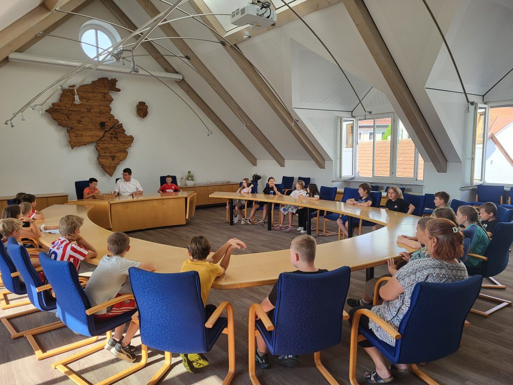 Klasse 4a mit der Lehrerin Frau Hermann im großen Sitzungssaal