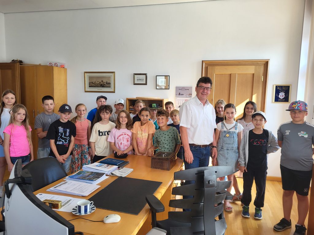 Klasse 4b mit der Lehrerin Frau Schmalzl im Bürgermeisterzimmer