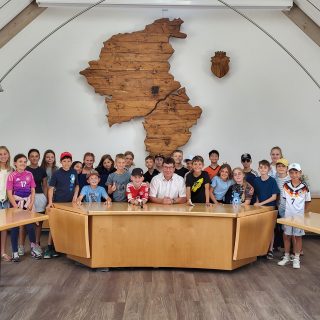 Klasse 4c mit der Lehrerin Frau Köcher im großen Sitzungssaal