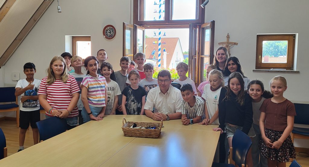 Klasse 4d mit der Lehrerin Frau Grübl im kleinen Sitzungssaal